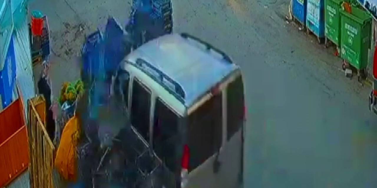 Freni Patlayan Araç Market Kasalarına Daldı