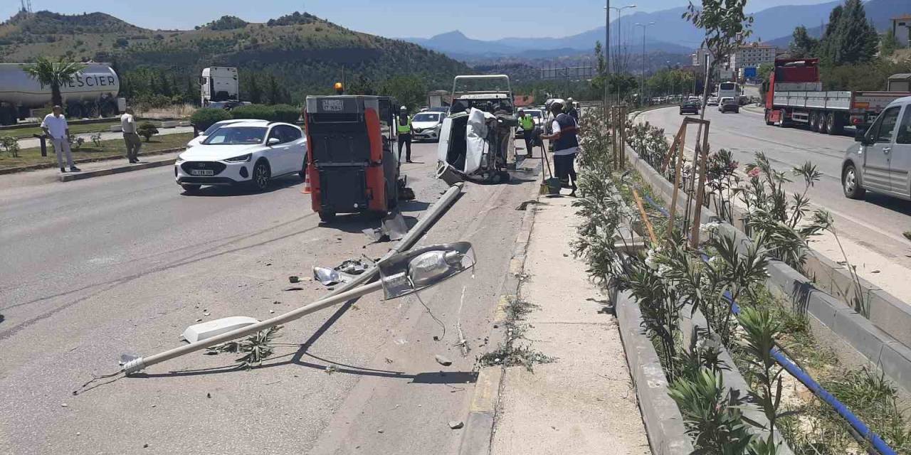 Otomobil Aydınlatma Direğine Çarpıp Devrildi: 1 Yaralı