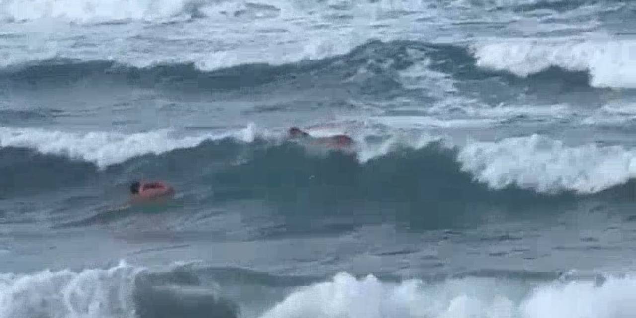 Şile’de Boğulmak Üzere Olan Kadını Vatandaşlar Kurtardı