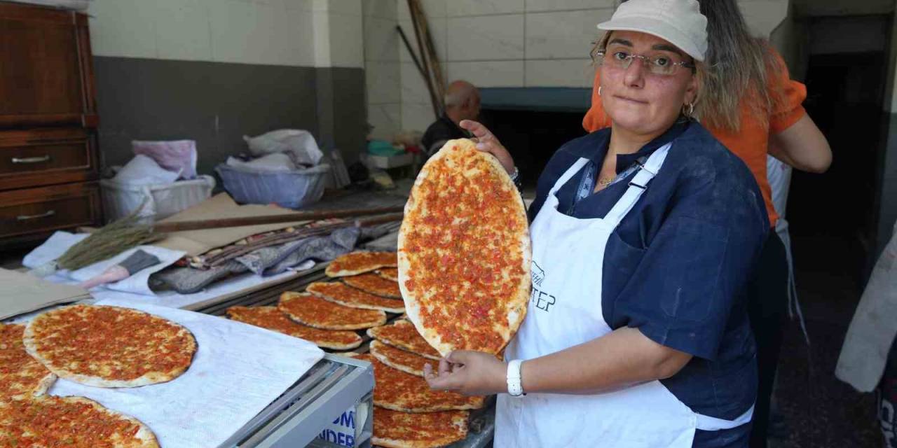 Gaziantep’in Kadın Pide Ustası Erkeklere Taş Çıkartıyor