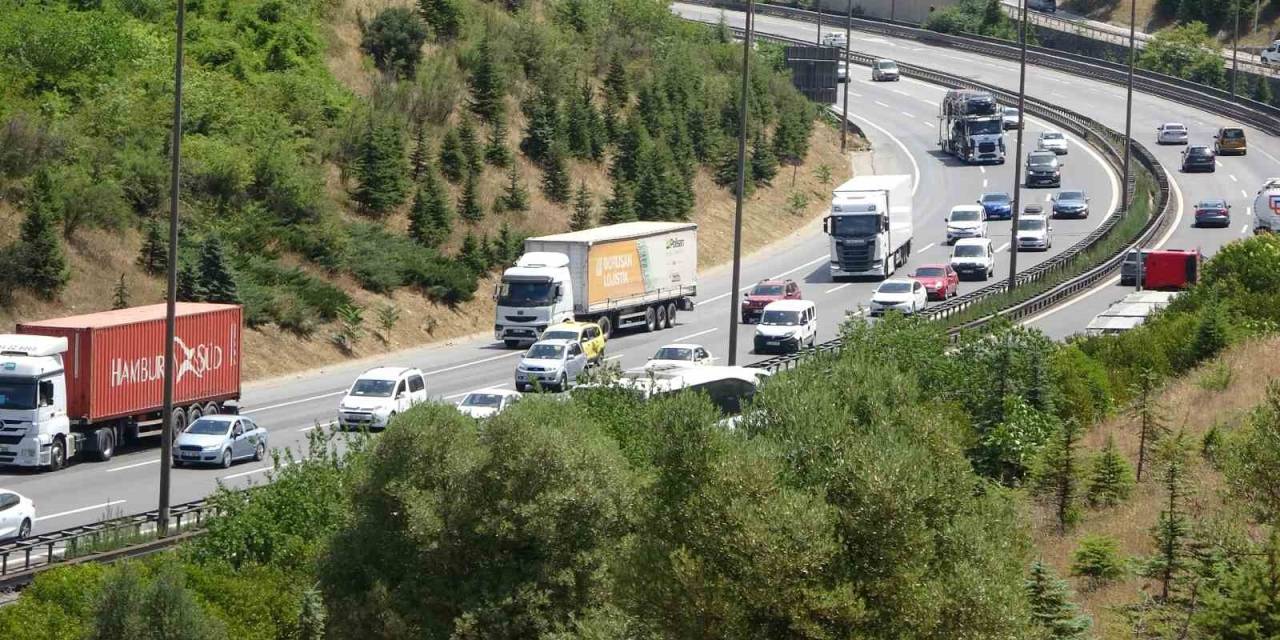Tem Otoyolu Kocaeli Geçişinde Bayram Dönüşü Yoğunluğu