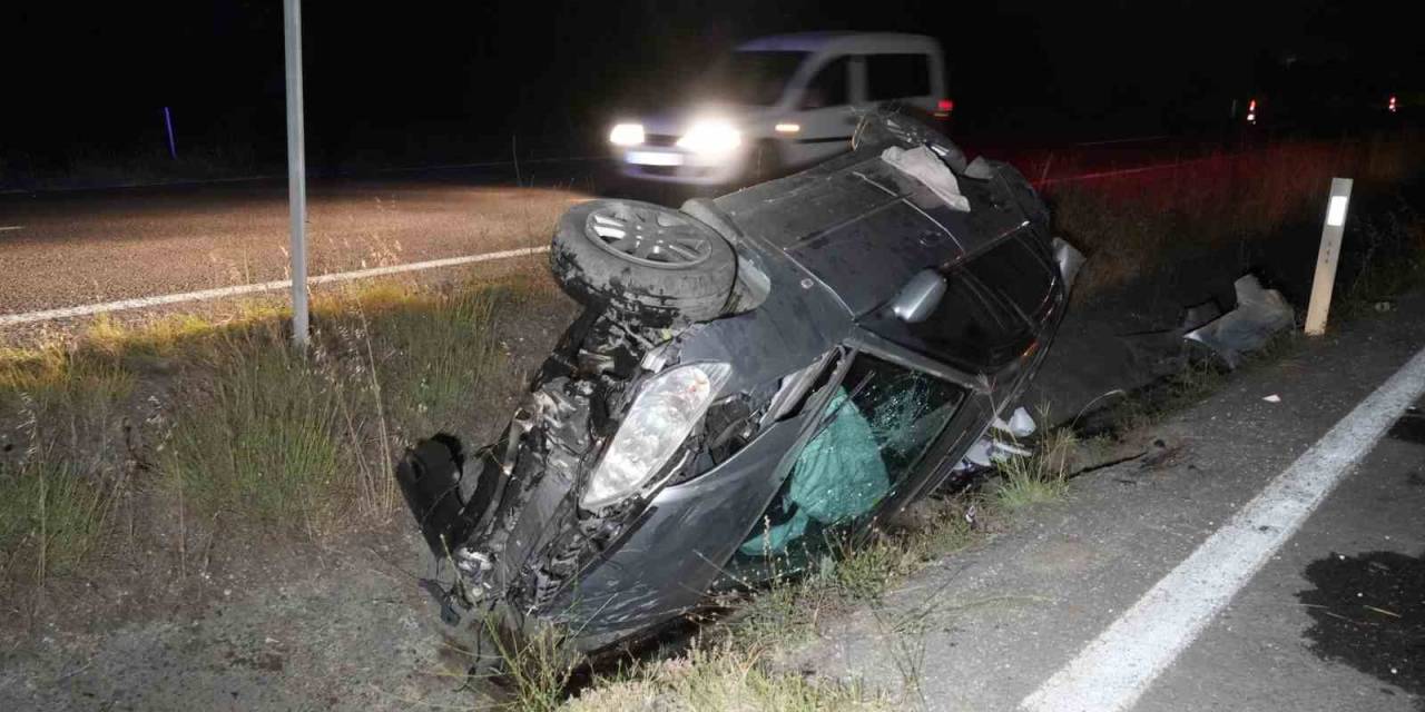 Kontrolden Çıkan Otomobil Refüje Çarparak Takla Attı: 2 Yaralı