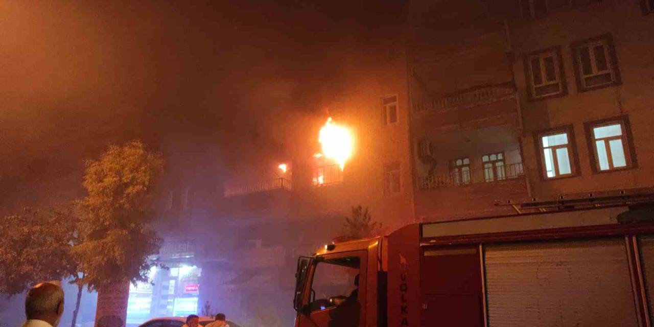 Şanlıurfa’da Korkutan Yangın: Binada Mahsur Kalanlar Dama Sığındı