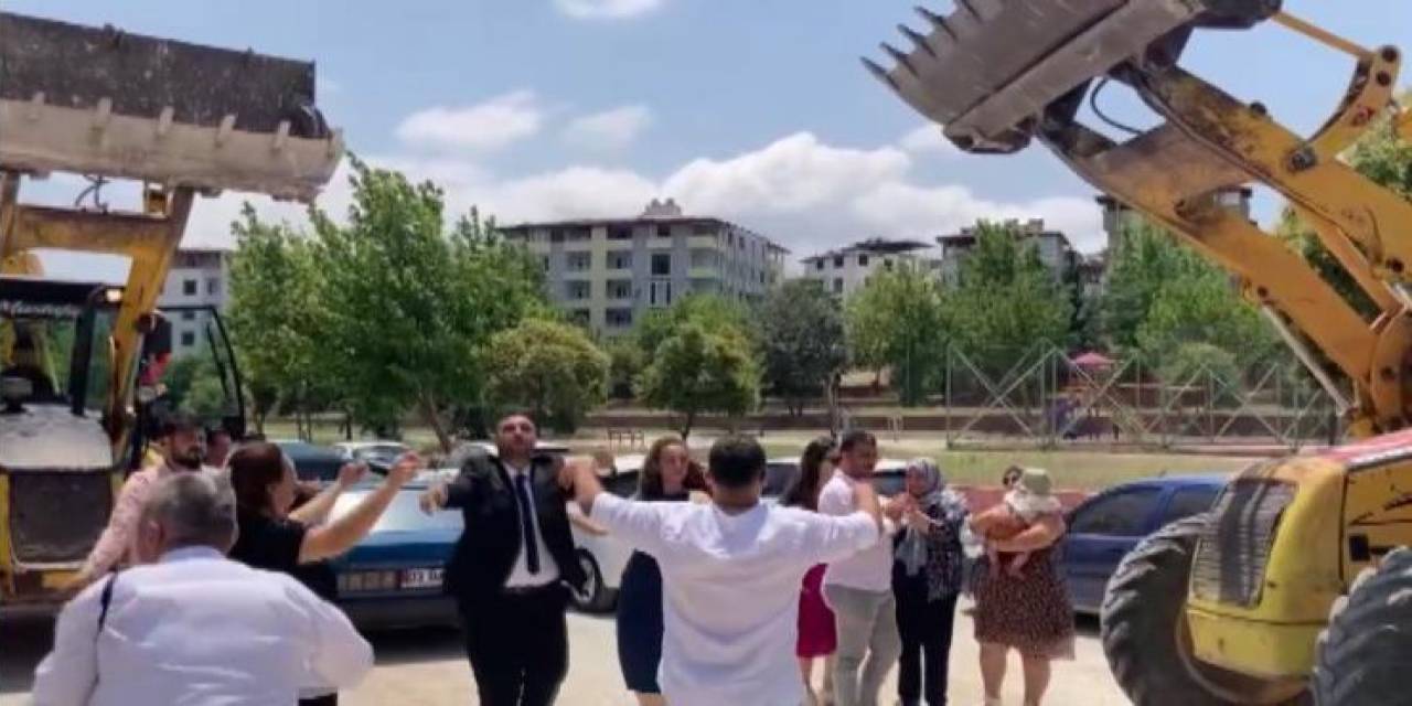 Operatör Damat, Gelin Almaya Kepçenin Kovasında Davulcularla Gitti