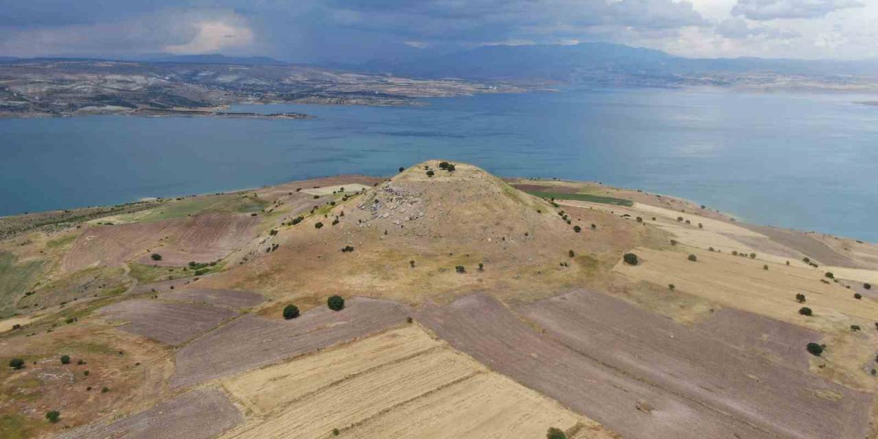 Elazığ’daki Höyük Manzarası İle Dikkat Çekiyor