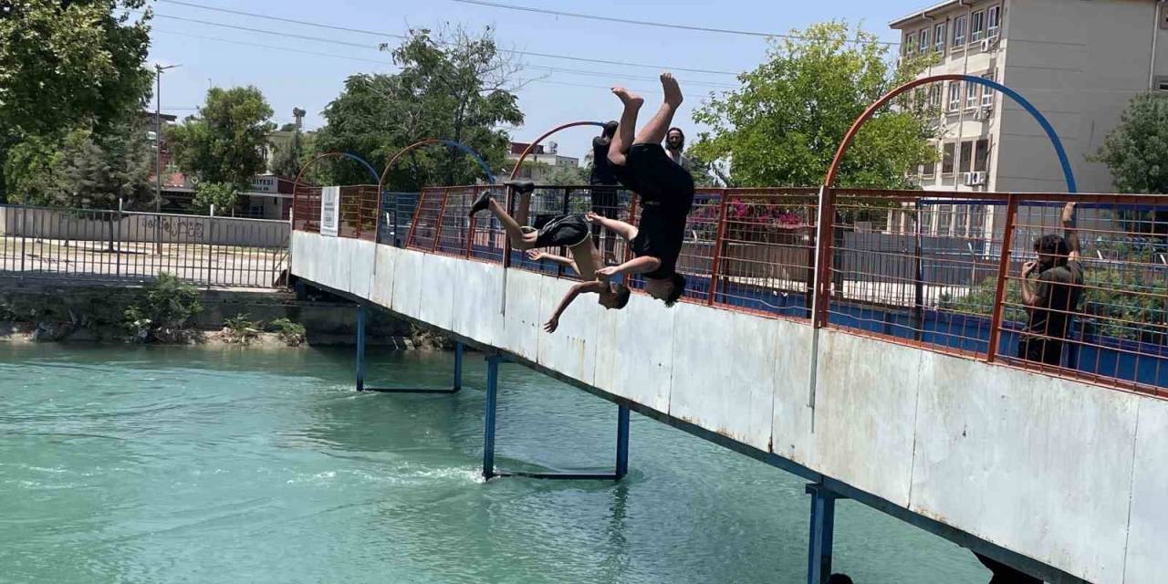 Adana’da Çocukların Kanaldaki Tehlikeli Serinliği