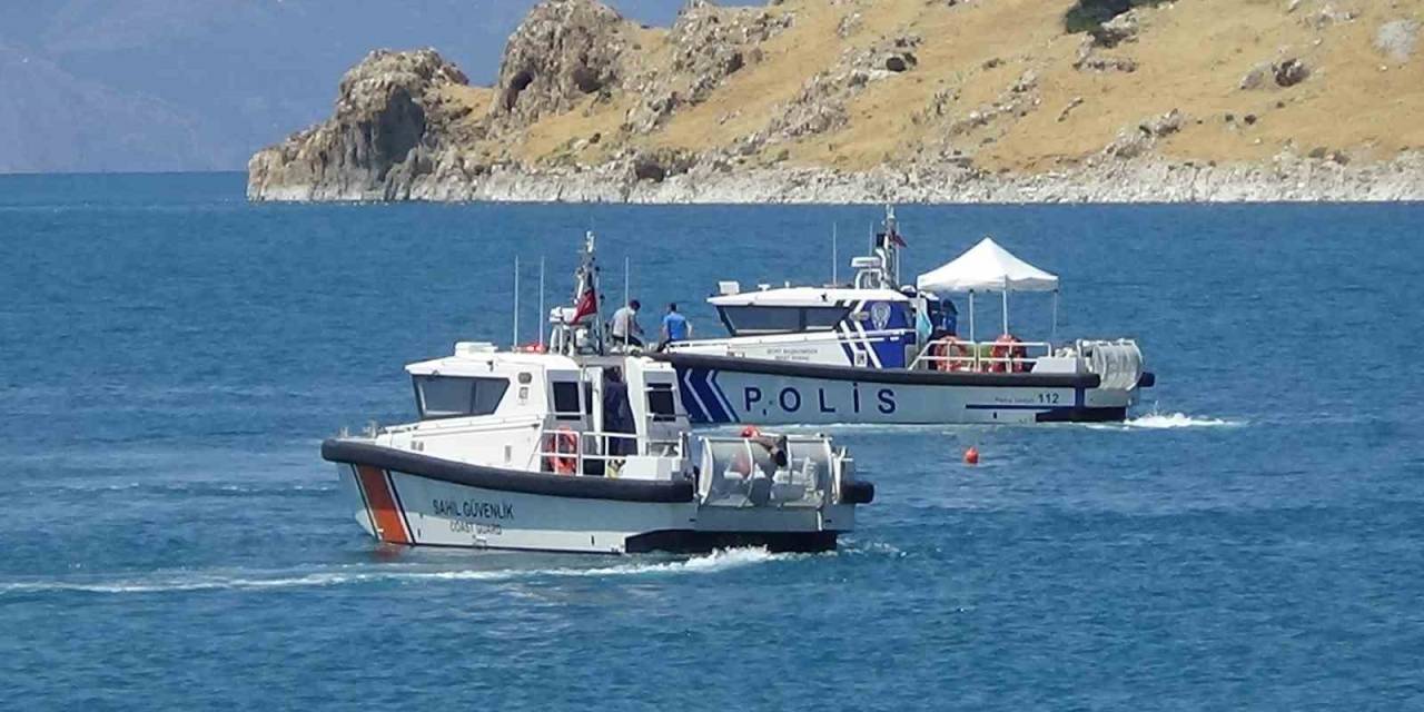 Van Gölü’nde Kaybolan Gencin Arama Çalışmaları Dördüncü Gününde Sürüyor