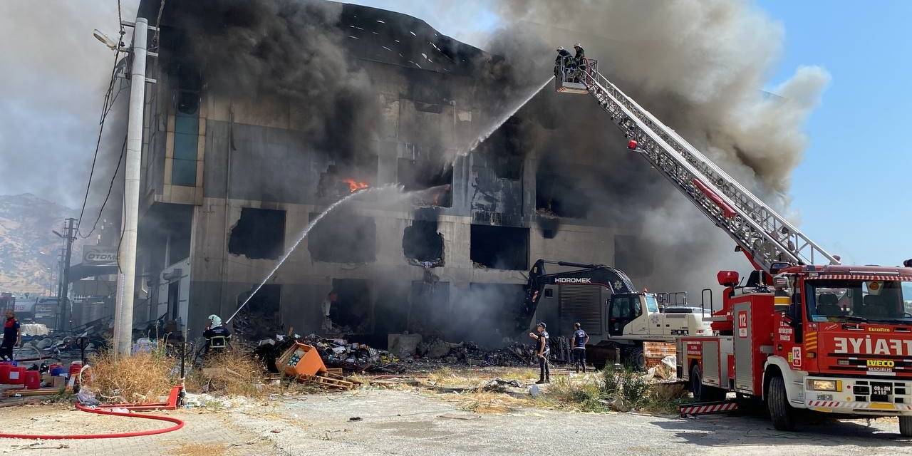 Aydın’da Depodaki Yangın 16 Saattir Sönmedi