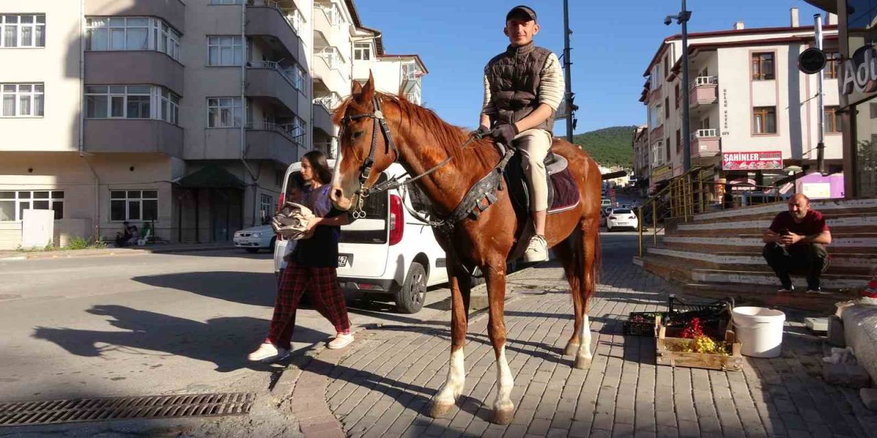 Şehrin Ortasında Atla Gezintiye Çıktı, Görenler Şaşkınlıklarını Gizleyemedi