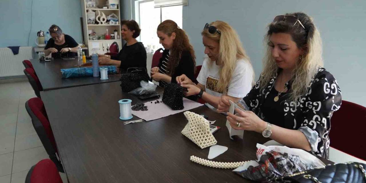 Melmek Kurslarında El Sanatları Öğrenen Kadınların Yüzü Gülüyor