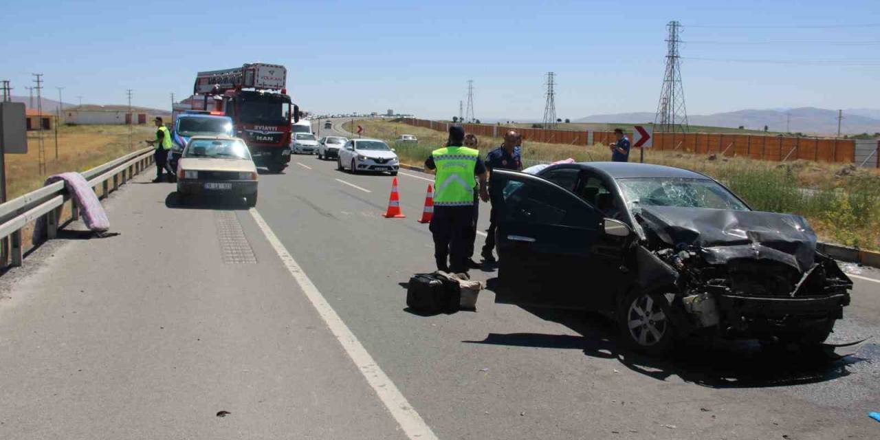Otomobil Biçerdövere Arkadan Çarptı: 4 Yaralı