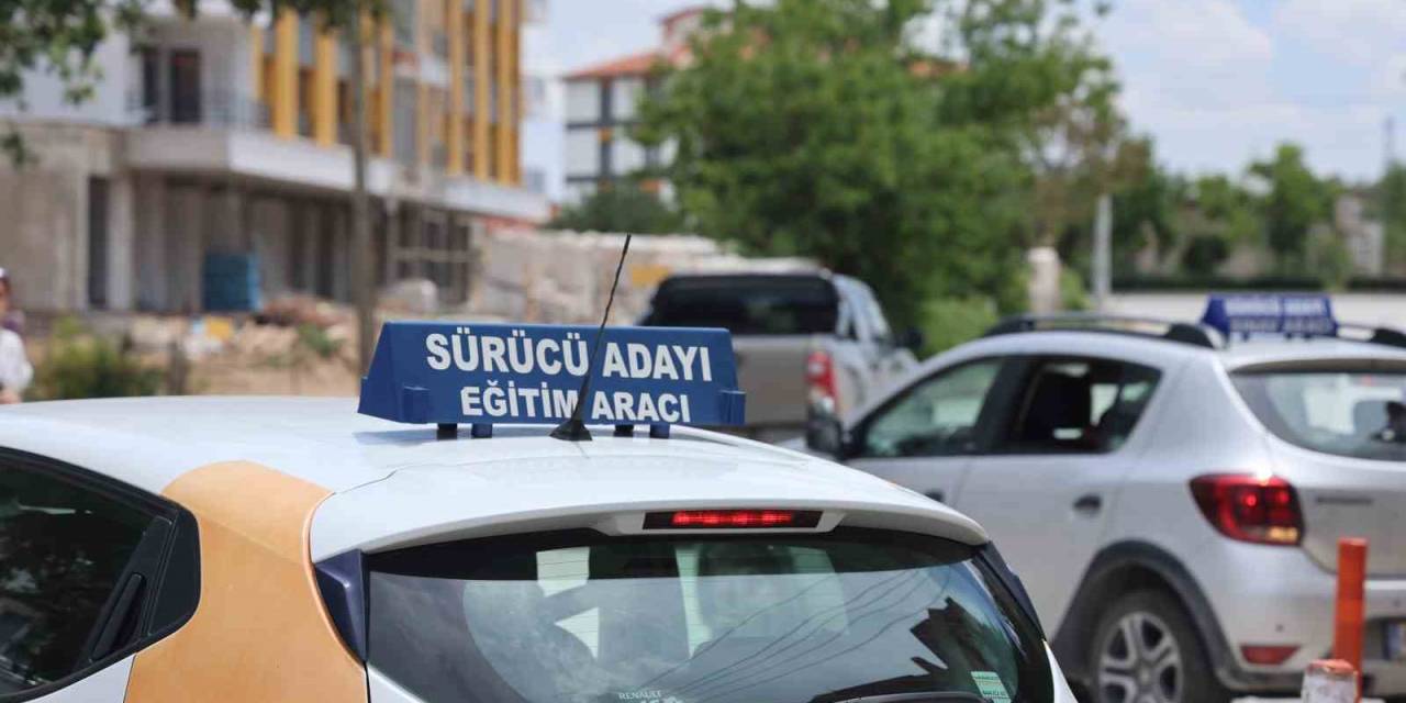 İlk Araç Sürüşünde "Eş Ve Babadan Hoca Olmaz" Uyarısı