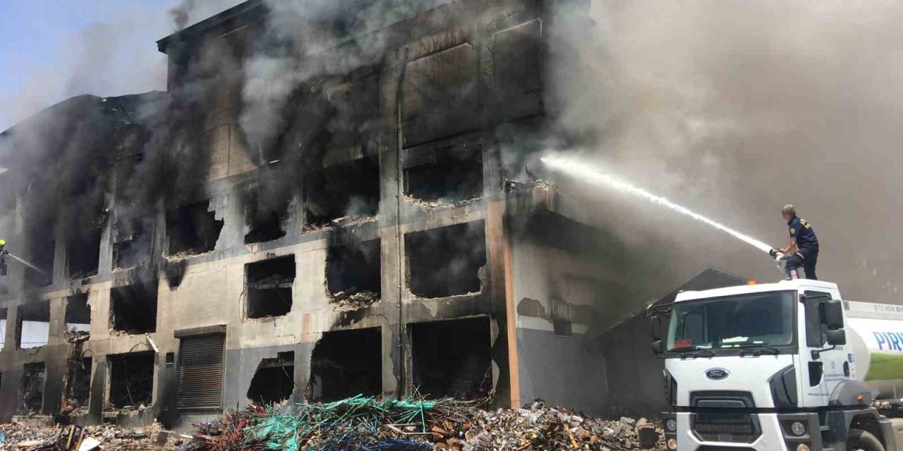 Aydın Osb’deki Yangında 2 İtfaiye Personeli Dumandan Etkilendi