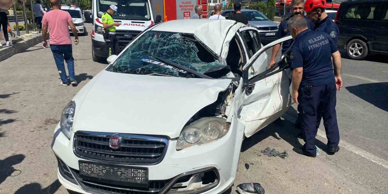 Elazığ’da Otomobil Tıra Çarptı: 3 Yaralı