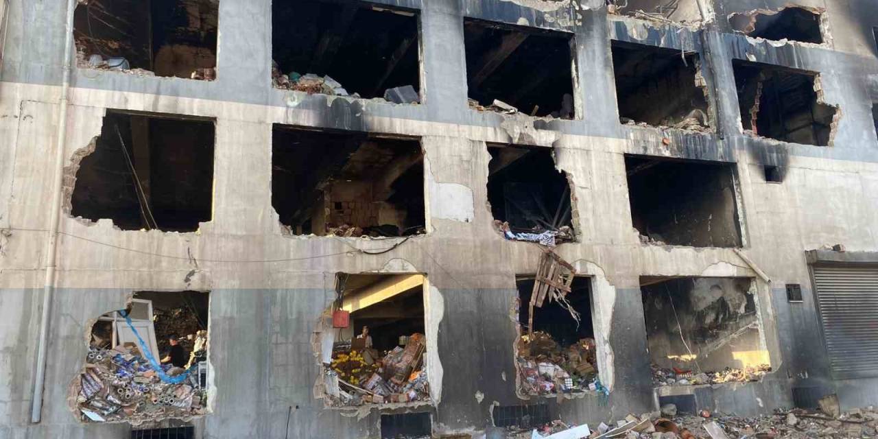 Yangından Geriye Yıkılan Duvarlar Kaldı