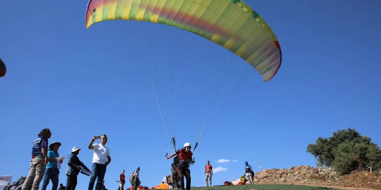 Gölbaşı İlçesinde Yamaç Paraşütü Bölge Şampiyonası Yapıldı