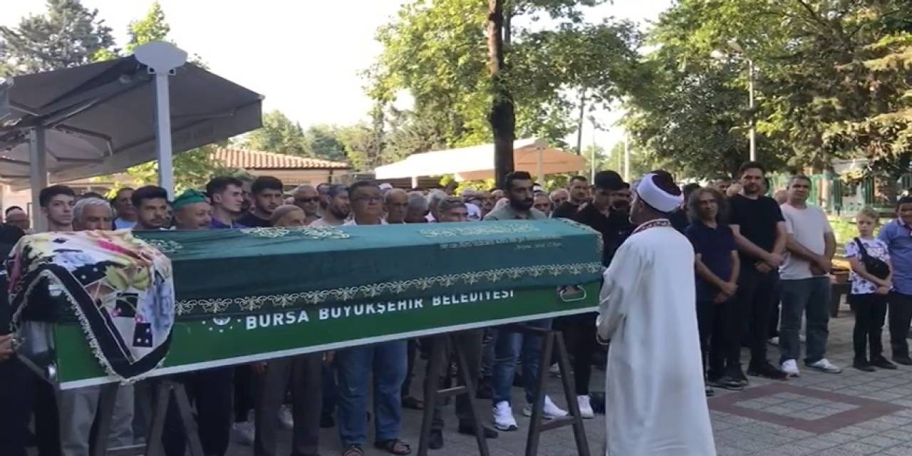 Doktora Gittikten Sonra Evinde Ölü Bulunan Kadın Son Yolculuğuna Uğurlandı