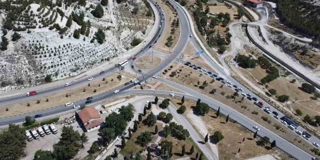 Bayram Tatili Sonrasında Antalya Ve Fethiye Yollarının Bağlantı Noktası Olan Burdur’da Trafik Yoğunluğu Oluştu
