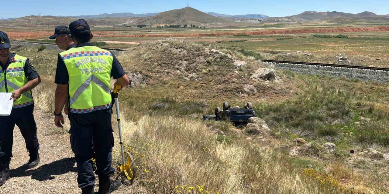 Pikap Şarampole Uçtu, Aynı Aileden 4 Kişi Yaralandı