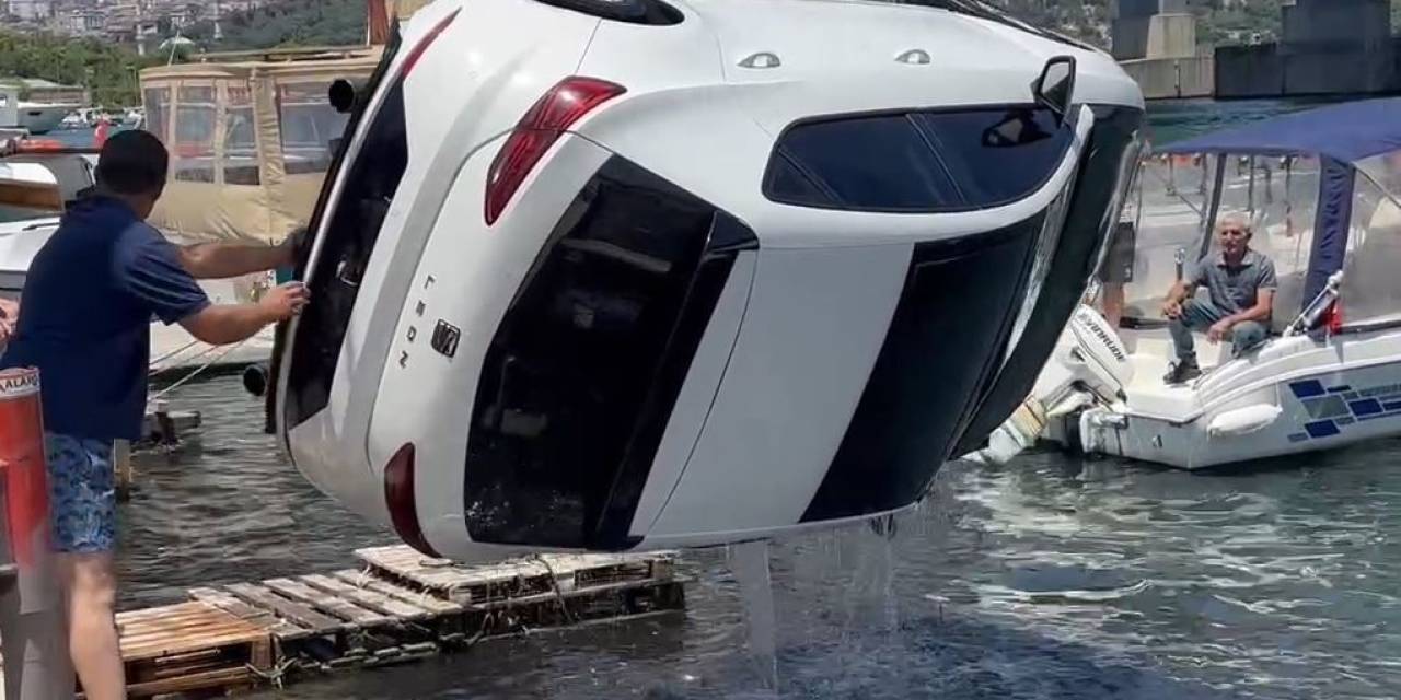 Haliç Sahilinde Otomobil Denize Düştü, Vinç Yardımıyla Kurtarıldı