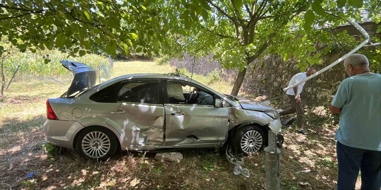 Kontrolden Çıkan Otomobil 3 Metrelik Duvardan Uçtu