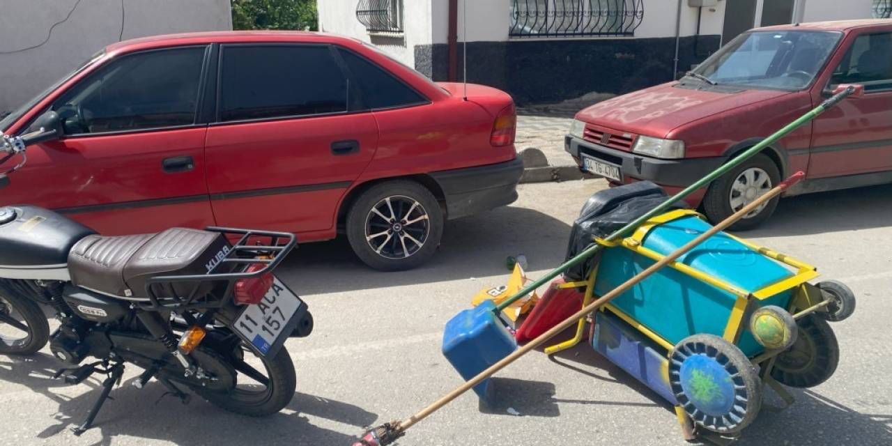 Bilecik’te Yolda Temizlik Yapan İşçiye Motosiklet Çarptı