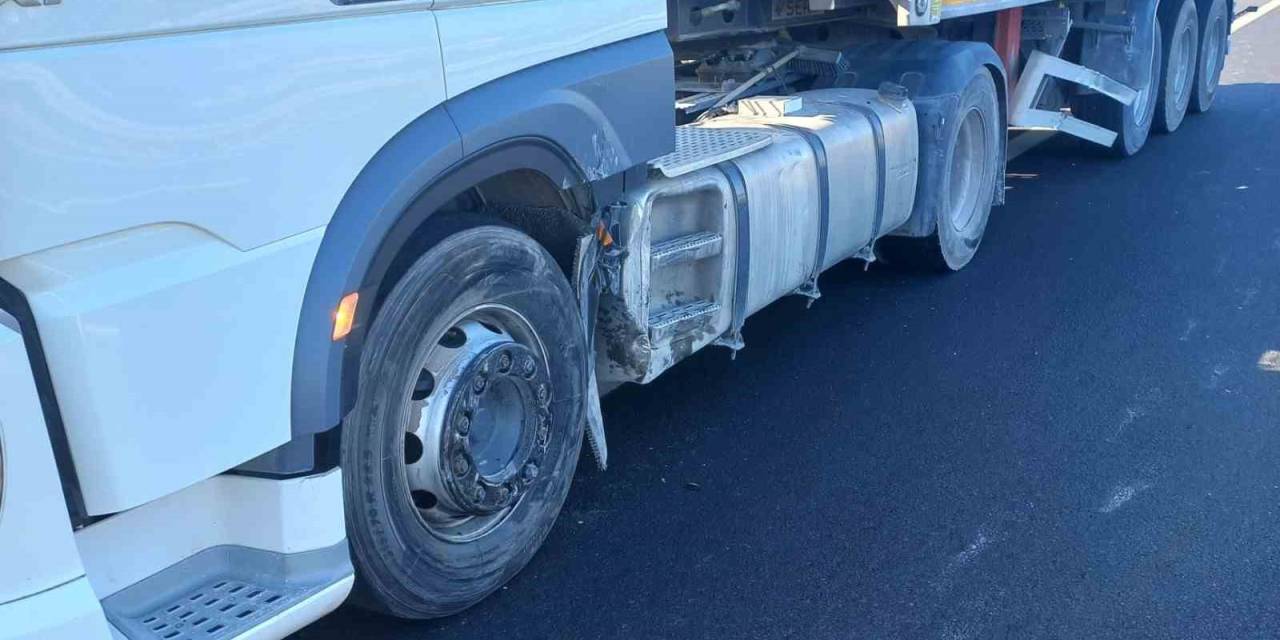 Otomobil Kamyona Arkadan Çarptı: 2 Yaralı