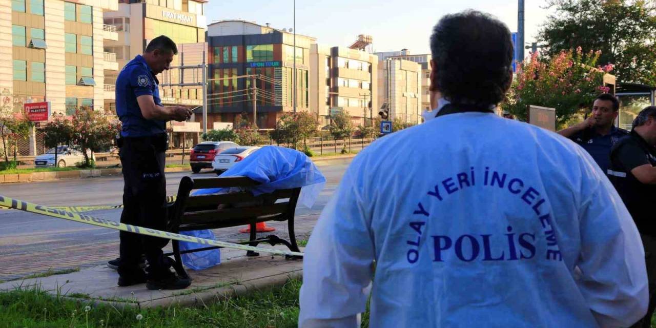 Yol Kenarındaki Bankta Ölü Bulundu