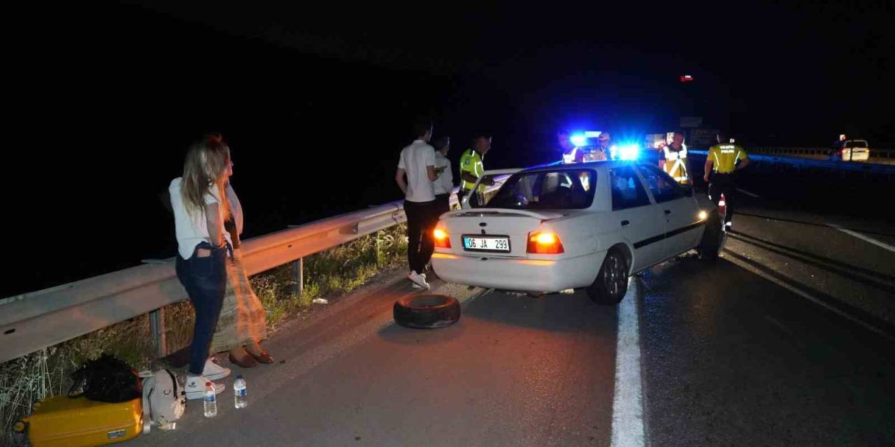 Tekeri Kopan Otomobil Bariyere Çarptı: 4 Kişilik Aile Yara Almadan Kurtuldu