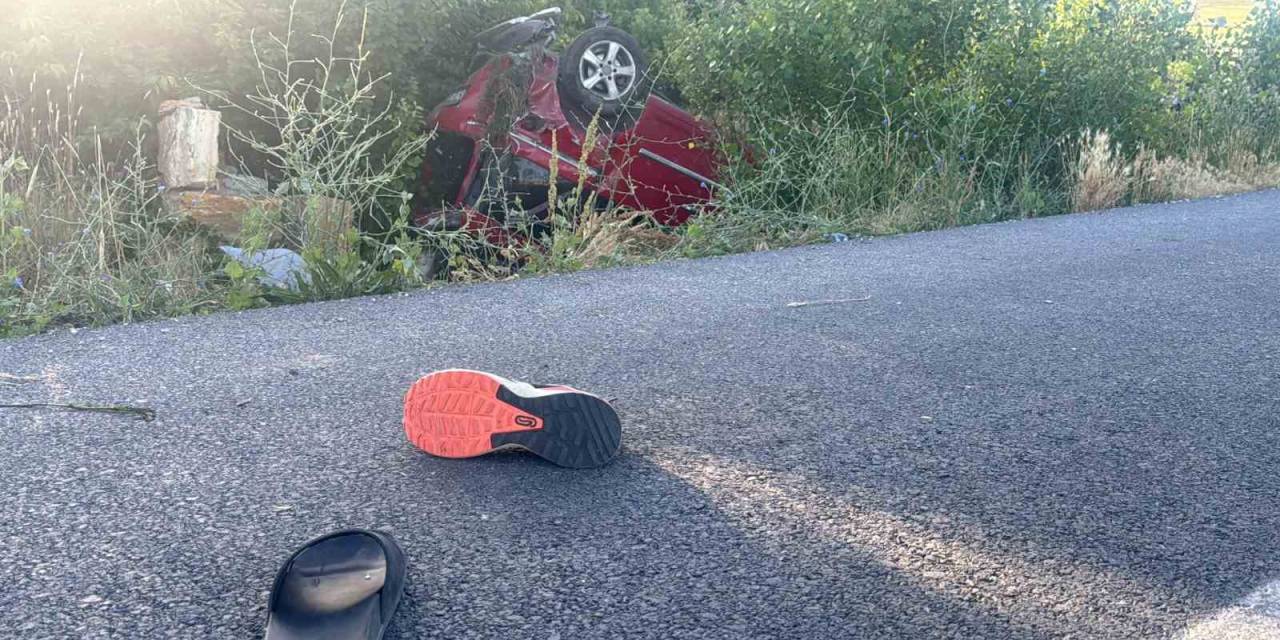 Sivas’ta Kontrolden Çıkan Araç Şarampole Devrildi: 1’i Ağır 6 Yaralı