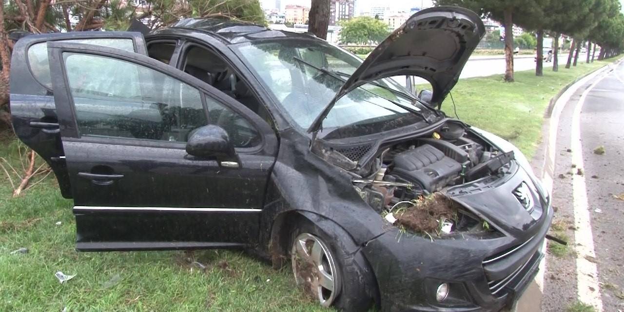 Kartal’da Kontrolden Çıkan Otomobil Refüje Girdi: 3 Yaralı