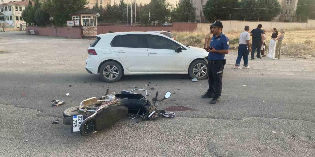 Otomobille Motosiklet Çarpıştı: 1 Ağır Yaralı