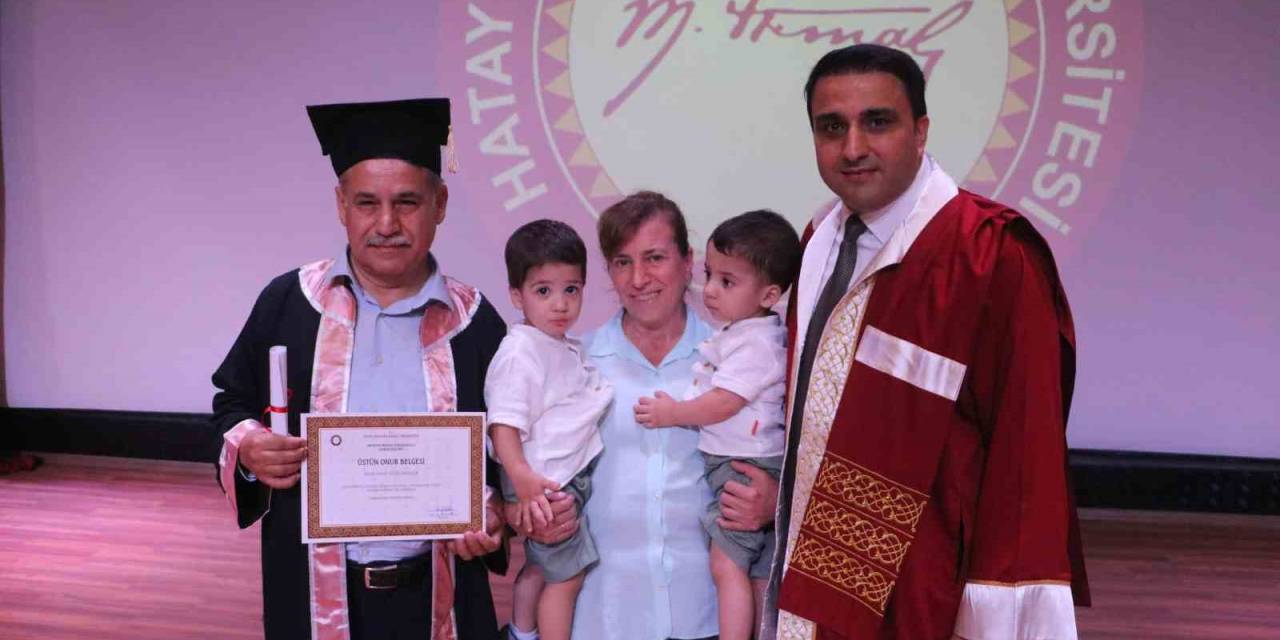 63 Yaşındaki İsmail Amca, 8. Üniversite Diplomasını Bir Buçuk Yaşındaki İkiz Evlatlarıyla Aldı