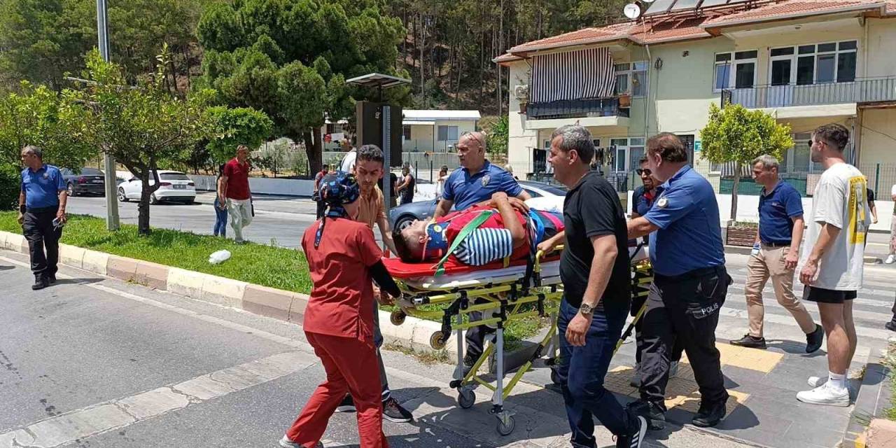 Sağlık Ocağı Önünde Kaza Yaptılar, İlk Müdahale Merkezde Görevli Doktorlardan Geldi