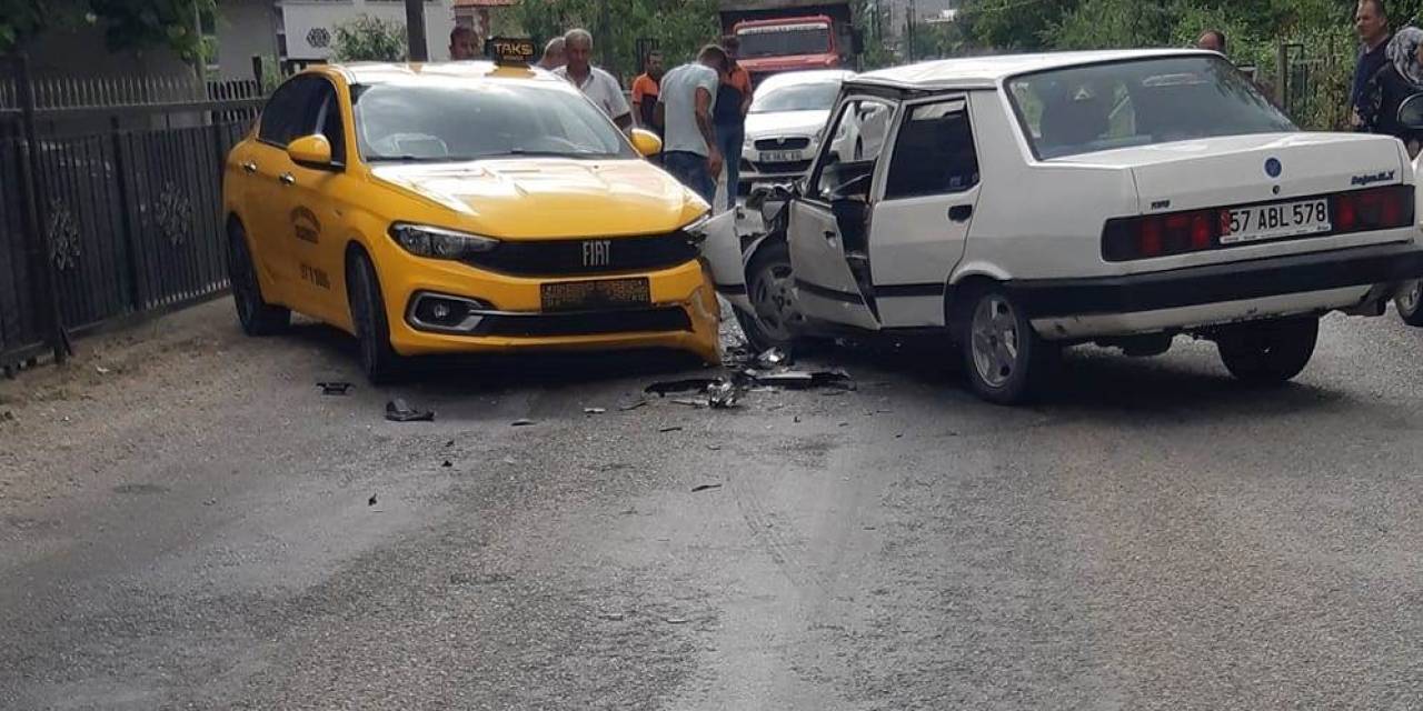 Ticari Taksi İle Otomobil Çarpıştı: 3 Yaralı