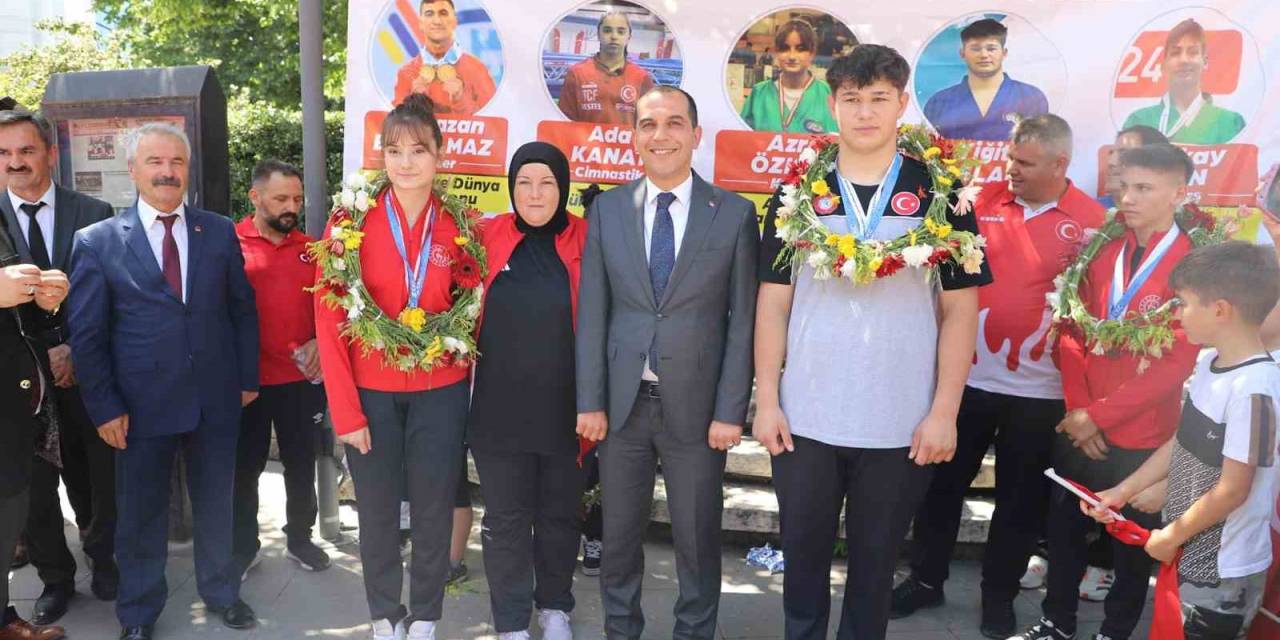 Avrupa Ve Dünya Şampiyonalarında Derece Elde Eden Sporcular Ödüllendirildi