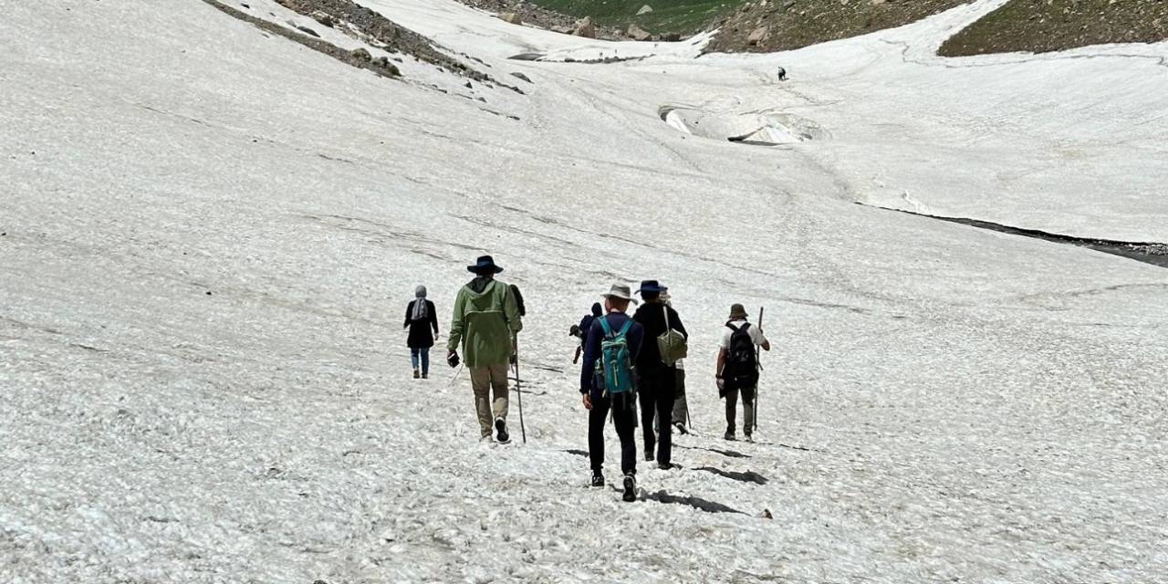 20 Bin Yıllık Buzullarda Saatlerce Yürüdüler