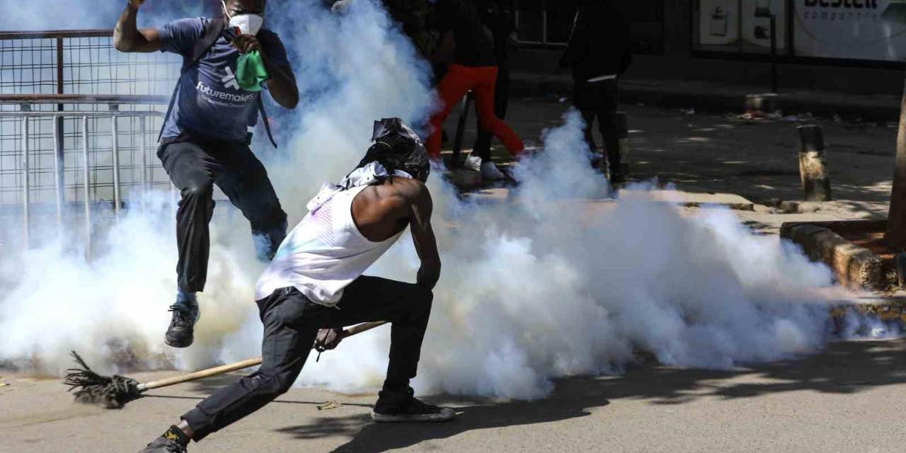 Kenya’da Protestocular Parlamentoyu Ateşe Verdi