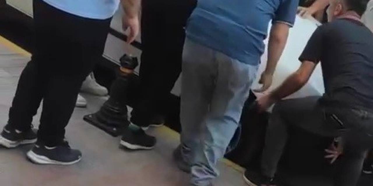 Otobüsü Engelleyen Otomobili Vatandaşlar El Birliği İle Kaldırdı