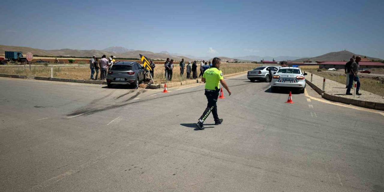 2 Otomobil Çarpıştı: 2’si Ağır 4 Yaralı