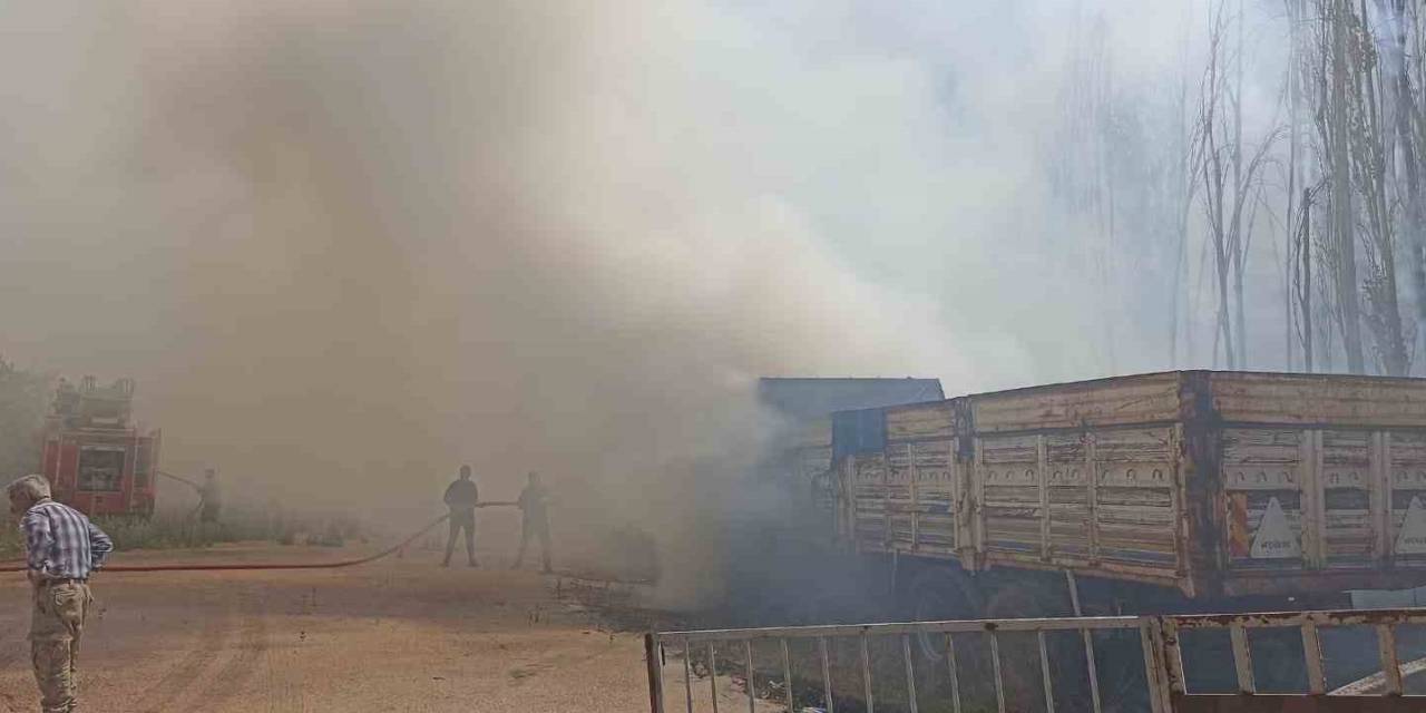 Sivas’ta Korkutan Yangın: 2 Kamyon, 4 Konteyner Zarar Gördü