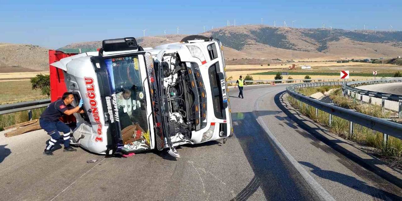 Bariyerlere Çarpıp Devrilen Kamyonun Sürücüsü Yaralandı