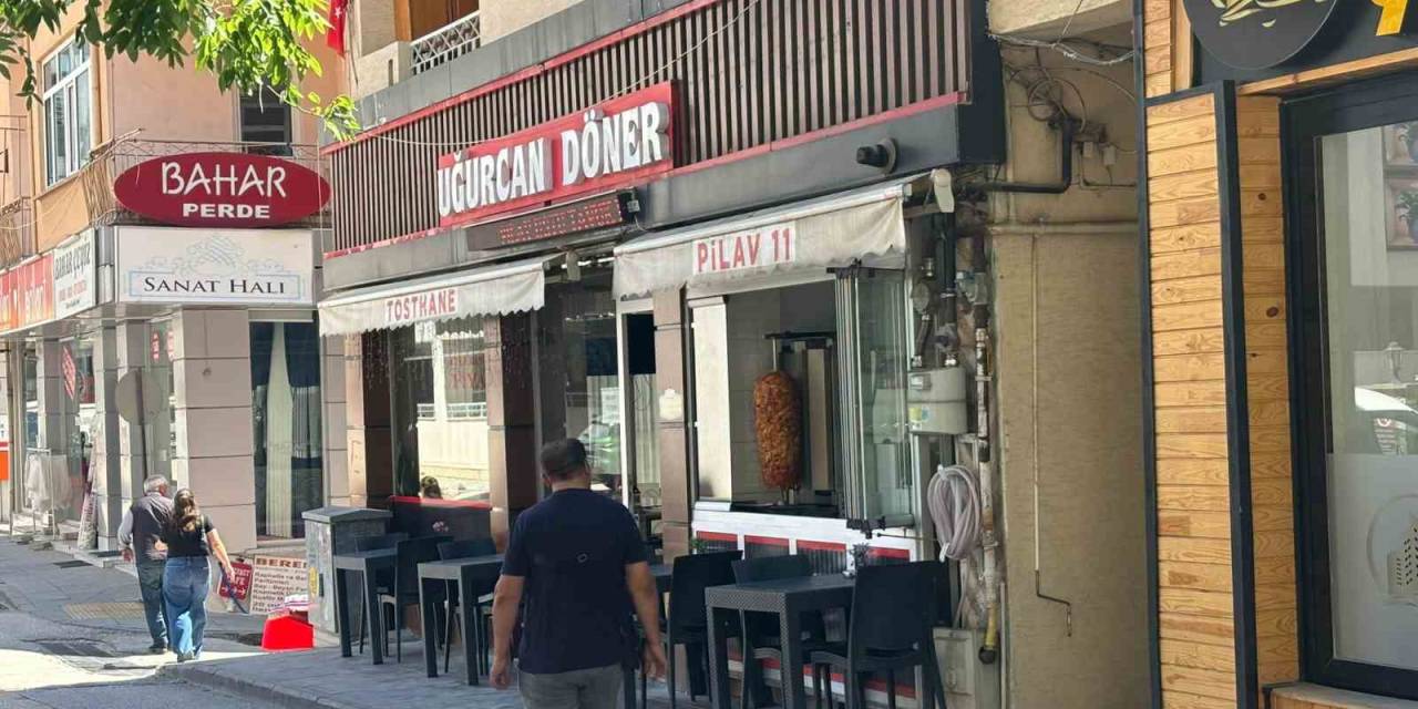 Seyir Halinde Kaldırımdaki Demir Reklam Panosu Aracının Üzerine Düştü