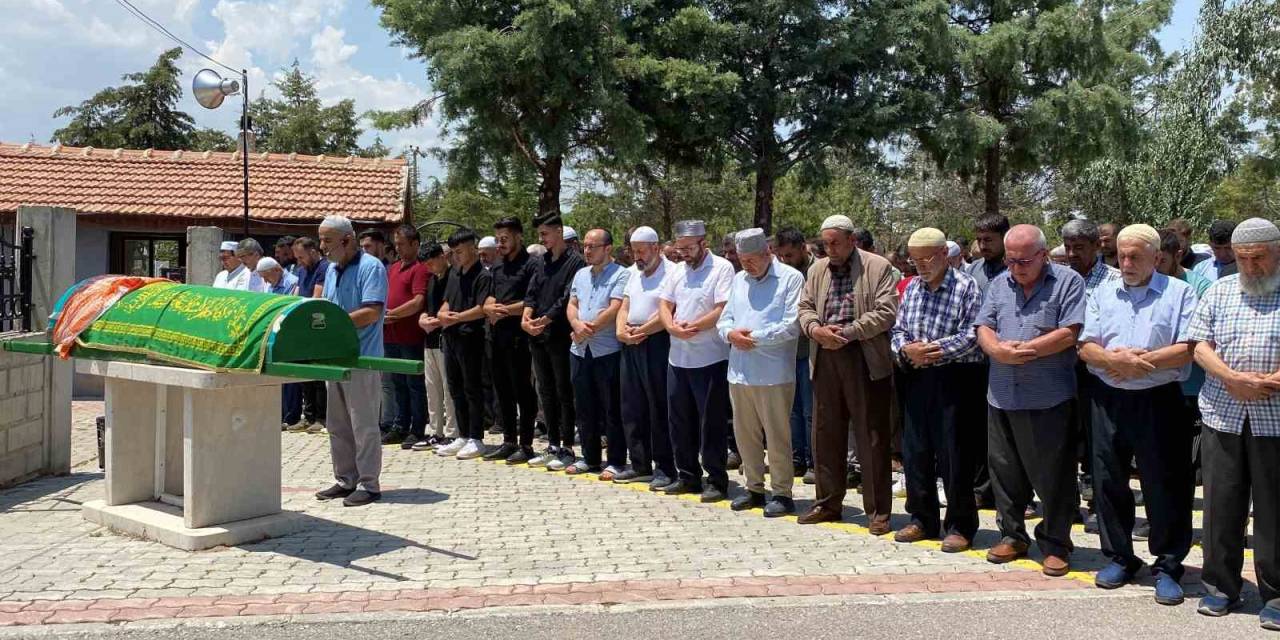 Evinin Önünde Öldürülen 4 Çocuk Annesi Son Yolculuğuna Uğurlandı