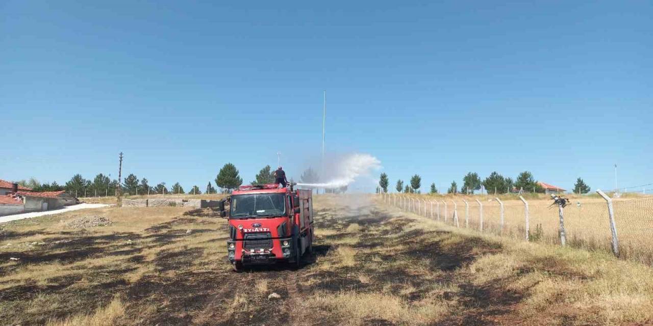Arazide Çıkan Yangın Tarlalara Sıçramadan Söndürüldü