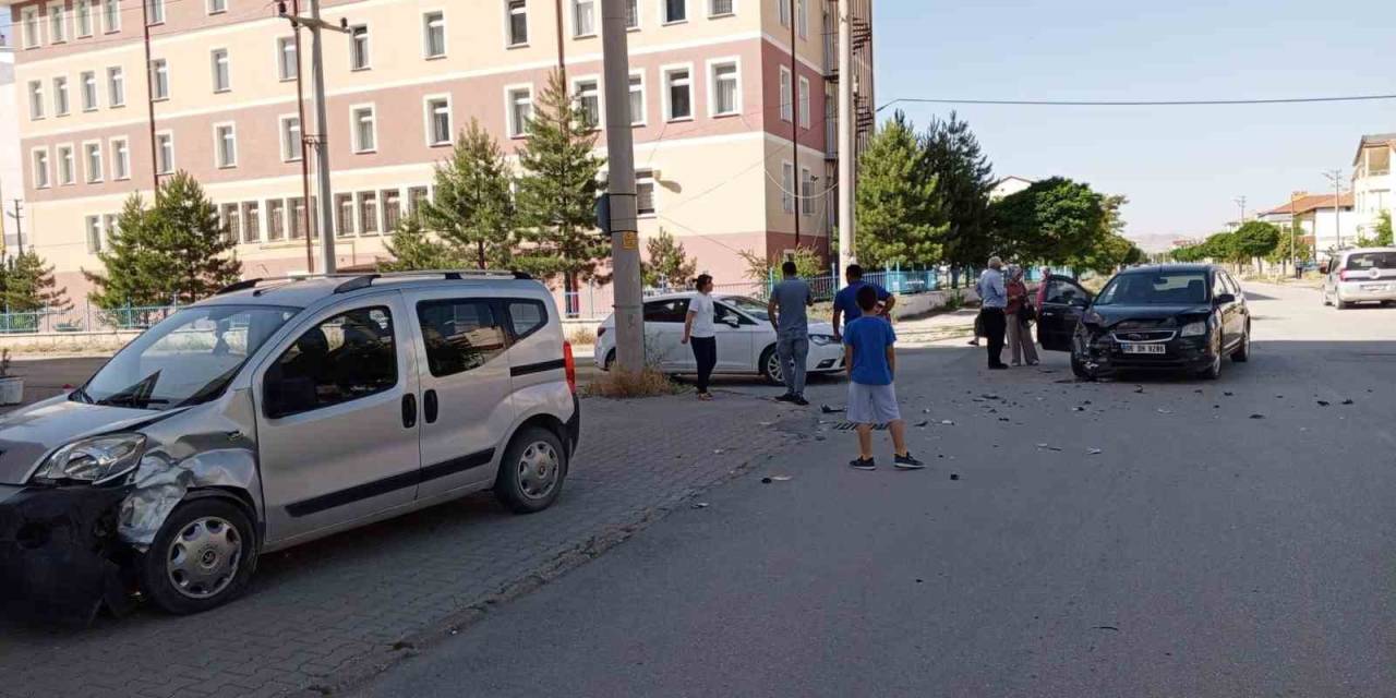 Şarkışla’da 4 Aracın Karıştığı Kazada 3 Kişi Yaralandı