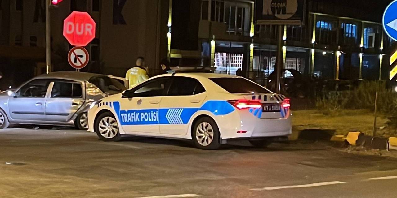 Yolcu Otobüsü Kavşakta Otomobille Çarpıştı: 4 Yaralı