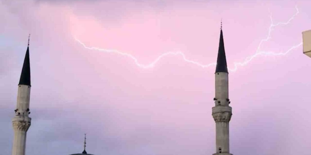 Yüksekova’da Cami Minareleri Arkasında Çakan Şimşeklerden Görsel Şölen