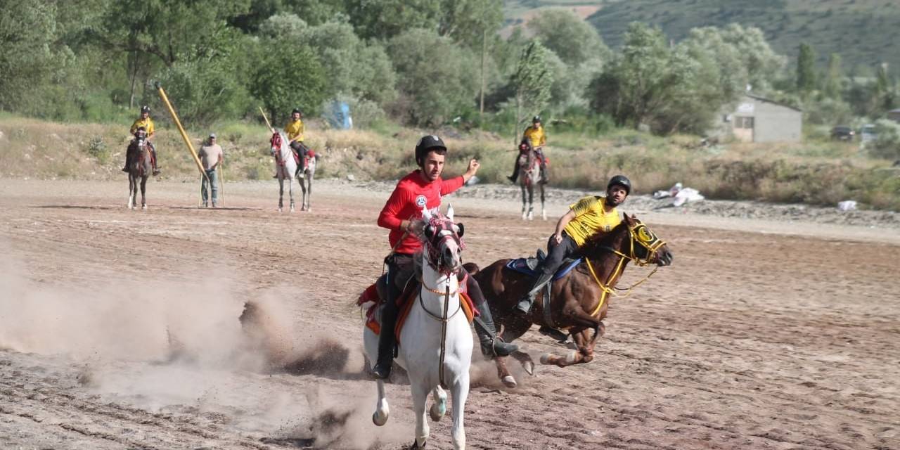 Dede Korkut Diyarı Bayburt’ta Festival Tadında Cirit Şöleni Yaşanıyor