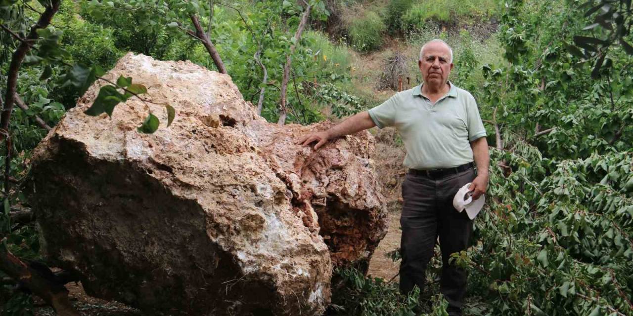 Mahalleli Diken Üstünde: Kayısı Topladıkları Esnada Taş Ocağından 10 Tonluk Devasa Kaya Düştü